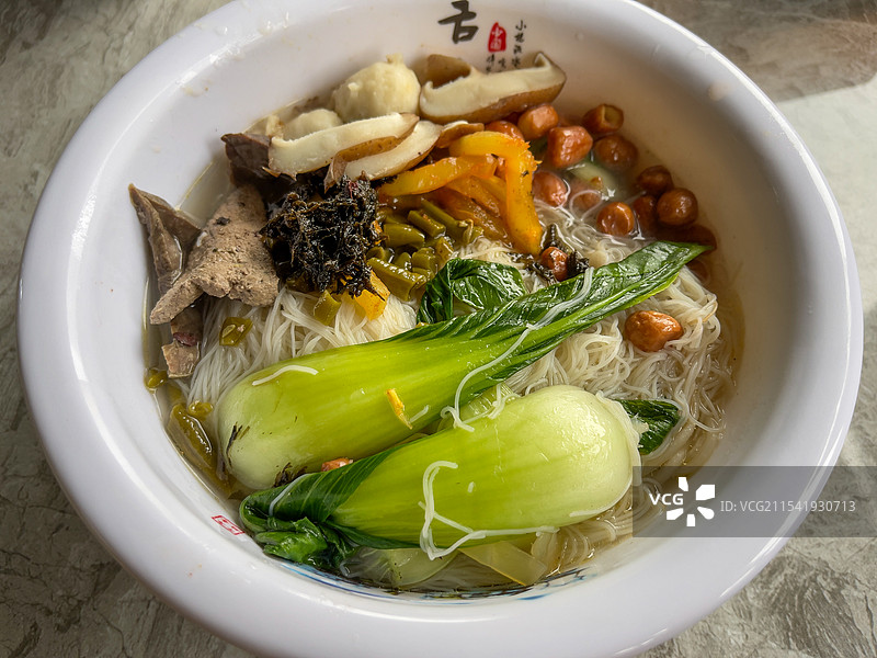 餐桌上碗中米粉食物的高角度视图图片素材