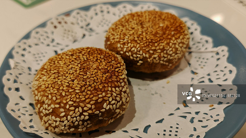 地道的烤烧饼，刚出锅，外酥里嫩图片素材