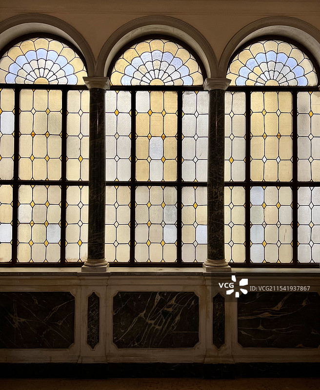 意大利西西里岛巴勒莫传统建筑里的彩色玻璃花窗图片素材