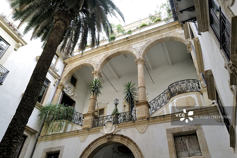 意大利西西里岛巴勒莫集合了诺曼、拜占庭及伊斯兰风格的传统建筑The palm tree house图片素材