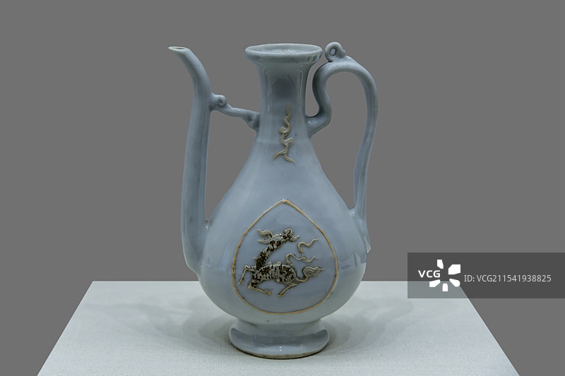吉林省博物院藏古代陶瓷精品展：白釉描金麒麟纹执壶（明，1992年扶余油田砖厂墓地出土）图片素材