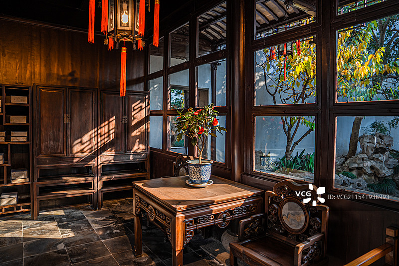 网师园 苏州园林 古建筑 家具 盆景 窗景 光影 中式美学图片素材