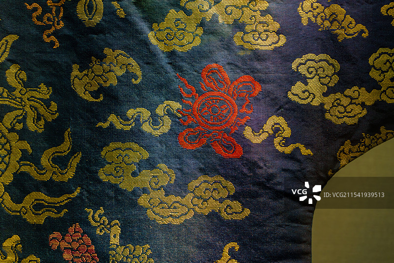 清代龙袍局部特写，刺绣图案，祥云，火焰，寿字，纹样图片素材