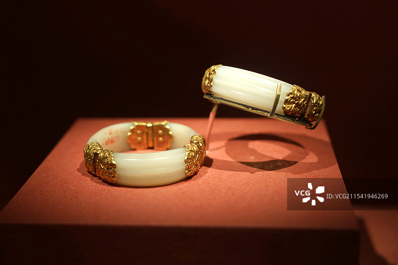 陕西历史博物馆，镶金白玉臂环图片素材