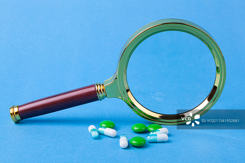 放大镜和药品图片素材