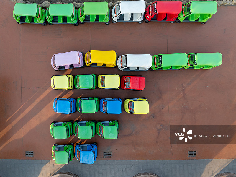 周口市川汇区北环路周口森林野生动物园彩色游览电瓶车图片素材