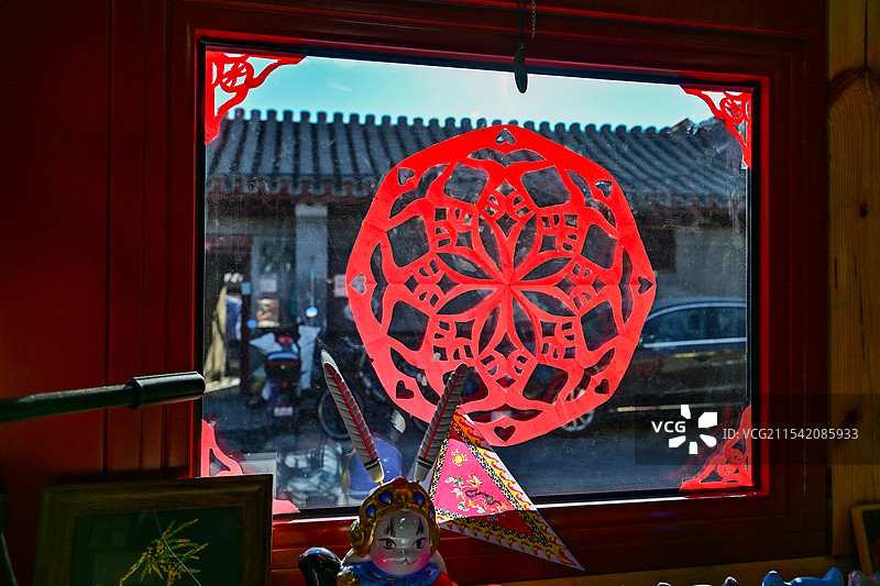 老北京中式窗户春节贴窗花图片素材