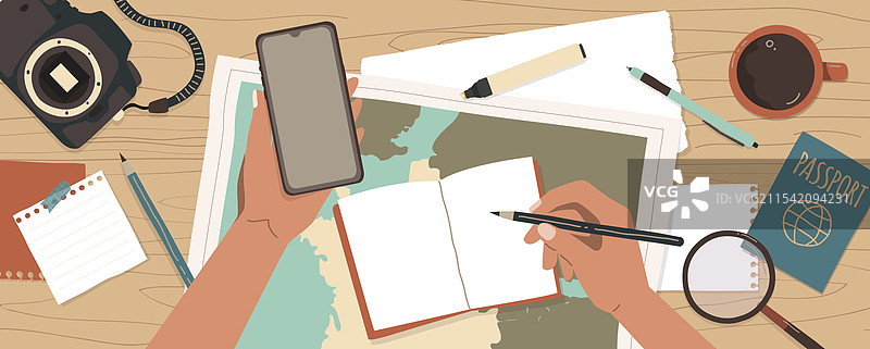 女性在计划旅行时在笔记本上做笔记图片素材