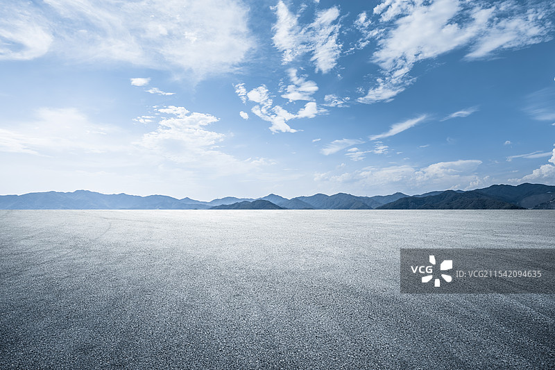 晴空下群山和开阔沥青路图片素材