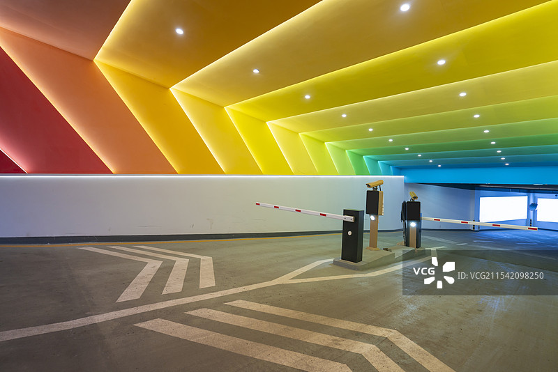 彩色霓虹灯光的地下的车库入口图片素材