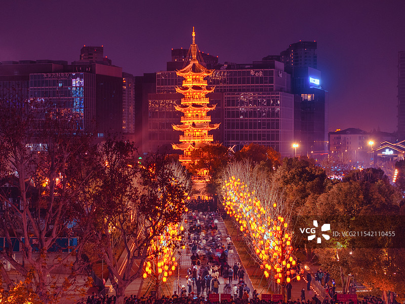 夜晚航拍上海龙华古寺跨年庆典图片素材