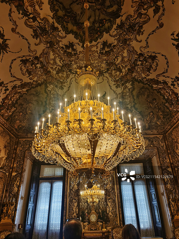 西班牙马德里大皇宫内的金碧辉煌的水晶吊灯图片素材