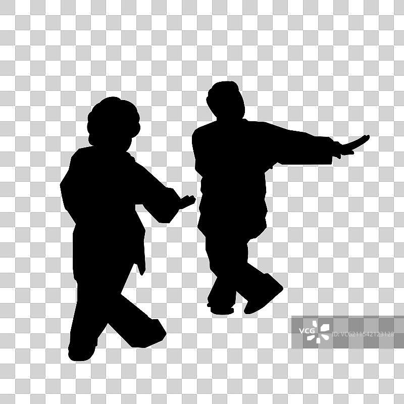 老年夫妇在户外公园大太极功夫剪影图片素材