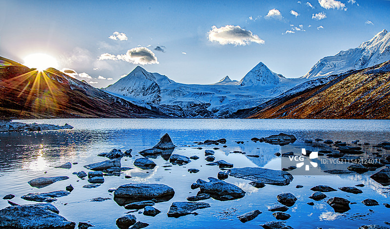 萨普神山萨木措湖畔日出图片素材