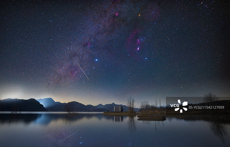 2025象限仪座流星雨—易水湖畔图片素材