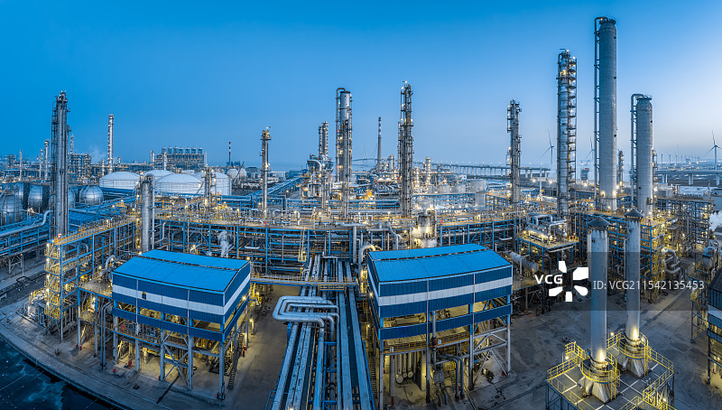 夜色中灯火辉煌的现代化工厂图片素材