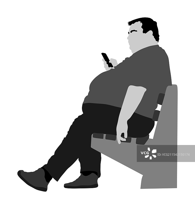胖男孩坐在公园的长椅上玩手机图片素材