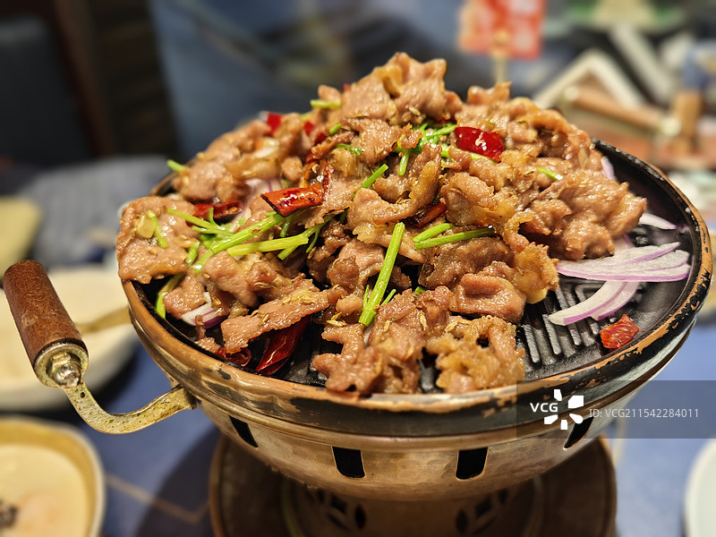 秋冬进补传统美食-炙烤羊肉图片素材