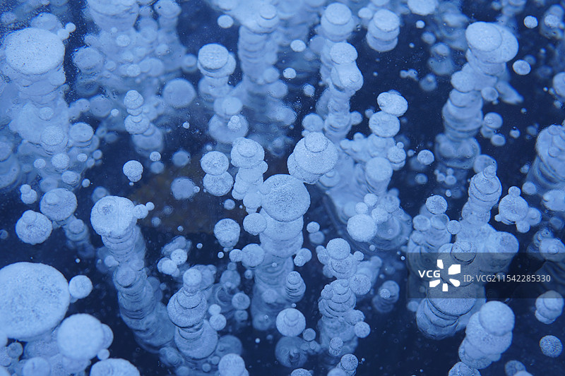 北京冬天湖面的蓝色气泡冰图片素材