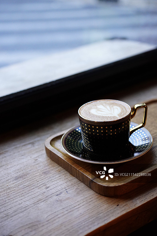 窗边的拿铁咖啡图片素材