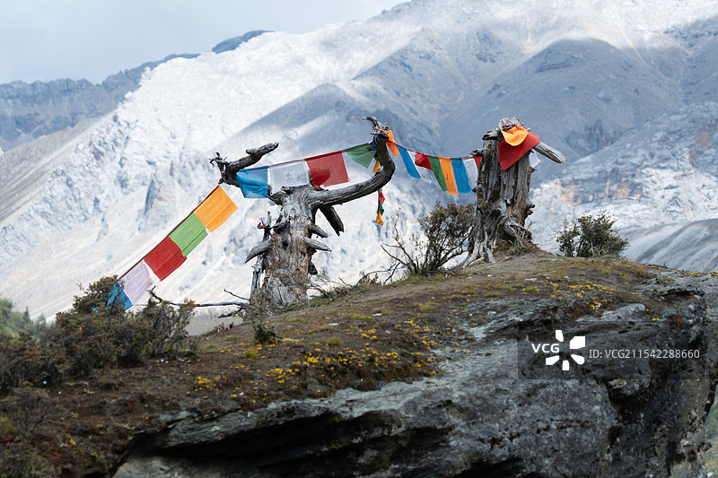 稻城崖顶的经幡图片素材