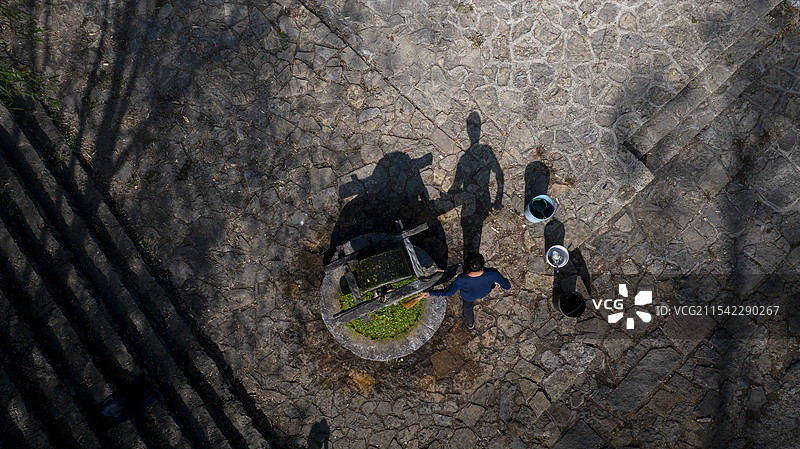 乡村农家古老石磨制作辣酱图片素材