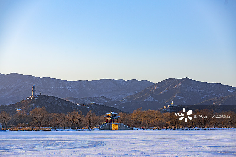 北京颐和园冬天雪后的玉峰塔和玉带桥傍晚风景图片素材