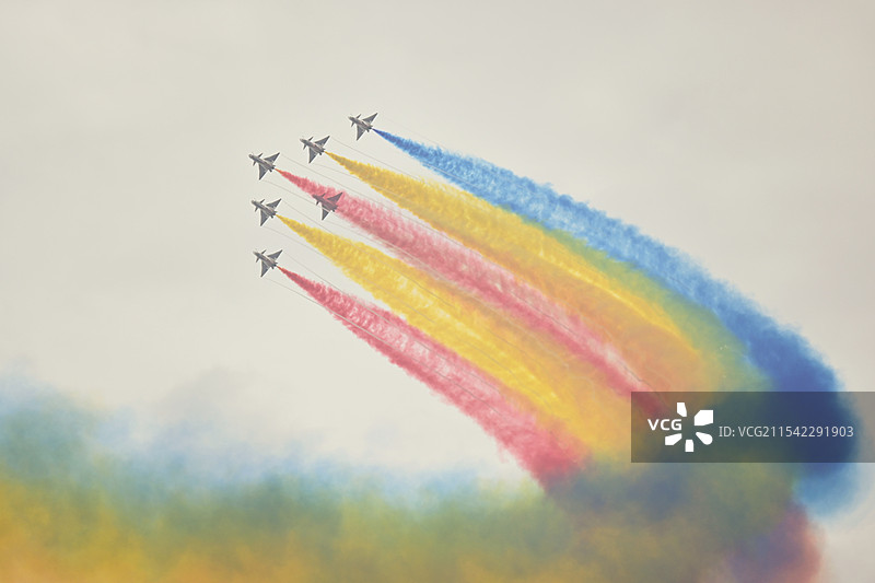 在天空作画图片素材