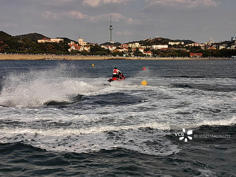 多云天空下的海上快艇图片素材