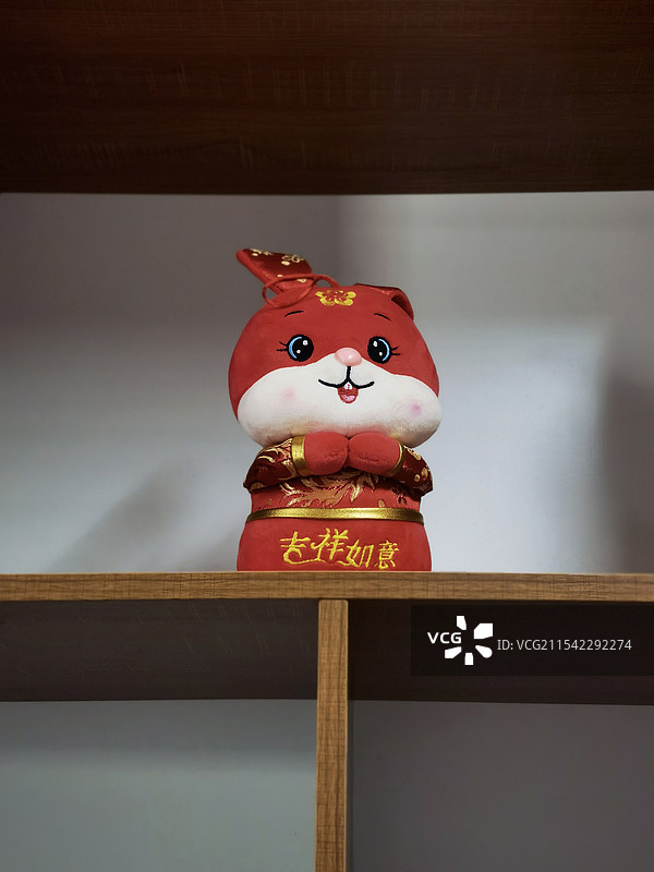 柜子上的小兔子吉祥物特写镜头图片素材