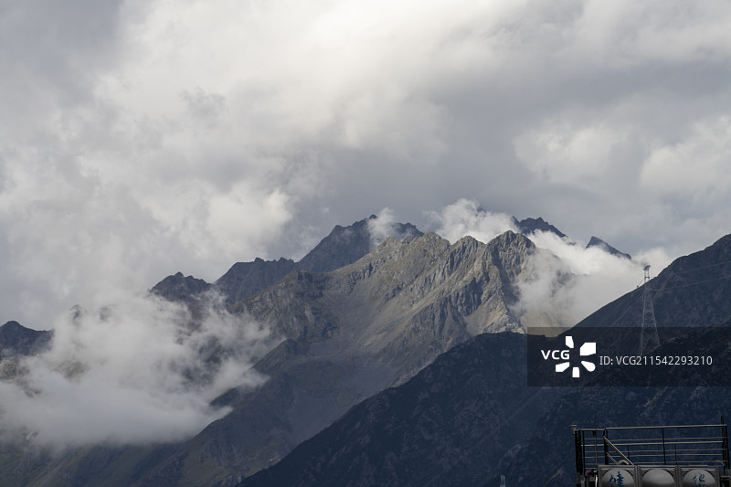 白雪皑皑的群山在天空中的全景图片素材