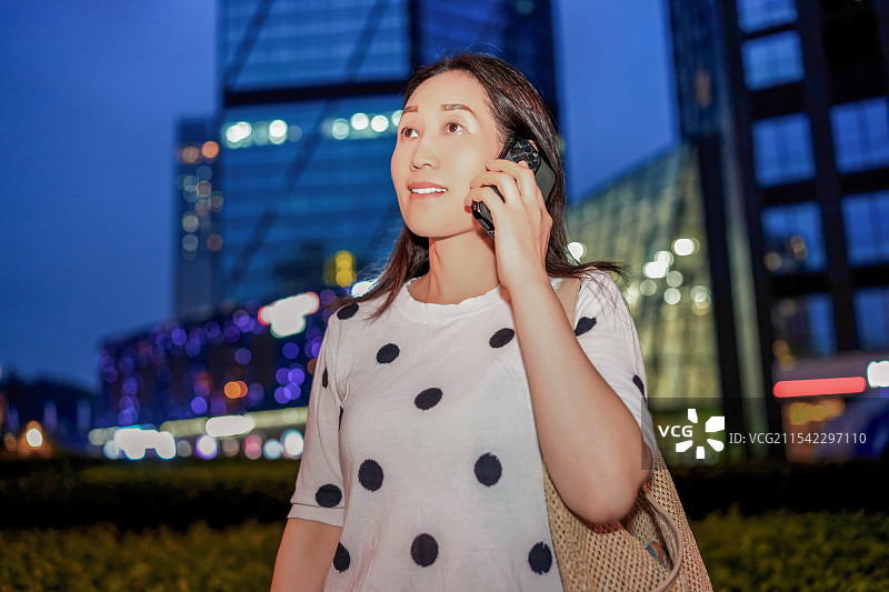 现代城市女性在城市摩天大楼中交谈图片素材