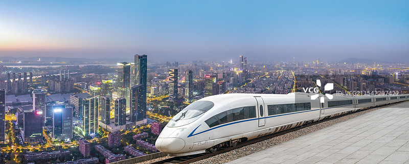 黄昏城市景观中的现代高速列车图片素材