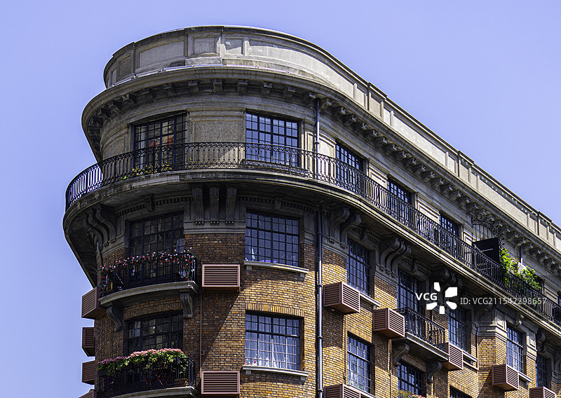 上海，晴天时武康大楼特写图片素材