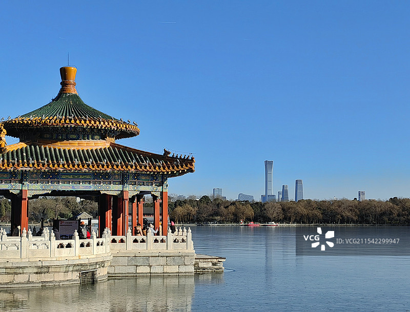 五龙亭遥望中国尊图片素材