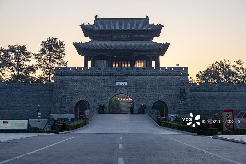 台儿庄古城西门的早晨图片素材