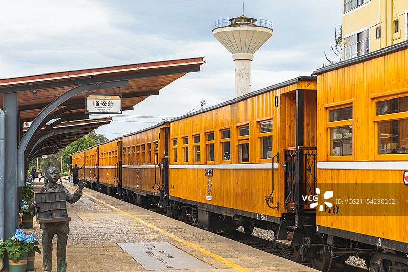 临安站位于中国云南省红河哈尼族彝族自治州建水县临安镇，是中国铁路昆明局集团有限公司管辖的四等站。图片素材