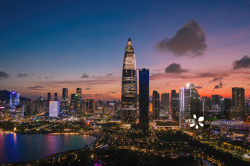 深圳湾区总部的夜景图片素材