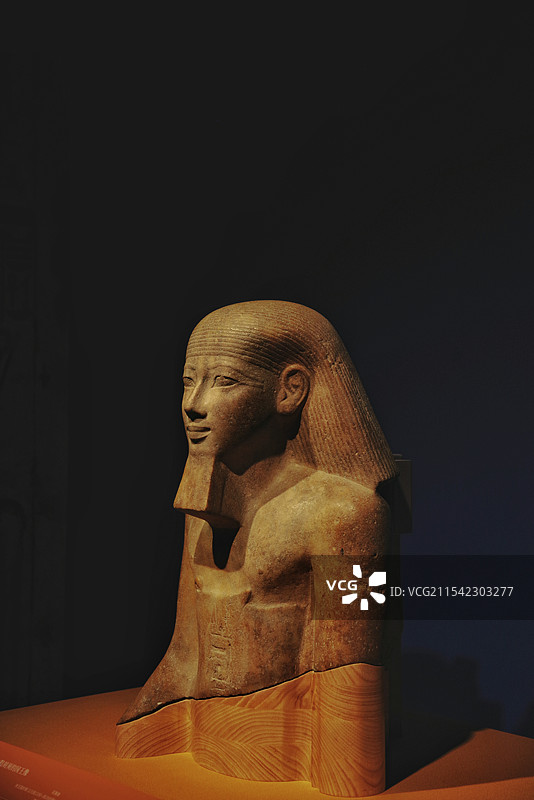 戴有假胡须的国王像 新王国时期 索哈杰省博物馆藏 摄于上海博物馆“金字塔之巅：古埃及文明大展图片素材