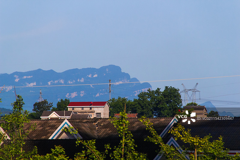 远山近屋的田园风光图片素材