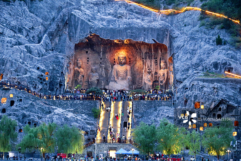洛阳龙门石窟卢舍那大佛夜景亮灯图片素材