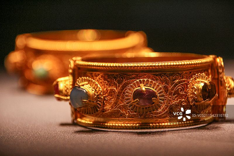 镶嵌宝石的古代金饰图片素材