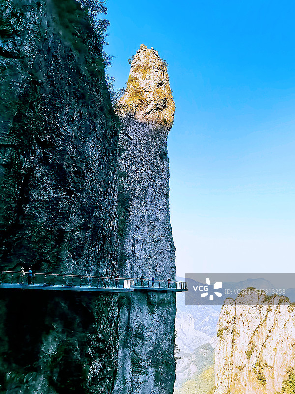 雁荡山的显胜门景区，一项令人屏息的工程即将揭开神秘面纱——这里被户外网友称为“中国最长的高玻璃栈道”图片素材