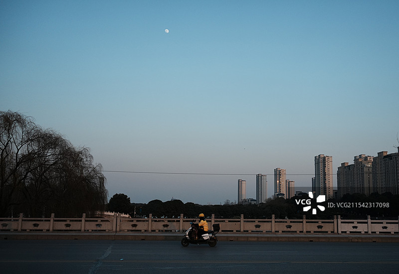 日落时披星戴月的外卖骑手图片素材