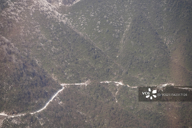 四川眉山瓦屋山景区蜿蜒山路图片素材