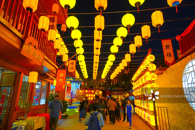 中国广东省深圳市南山区，锦绣中华民俗村，大唐盛世繁华夜景，古镇夜景之美！图片素材