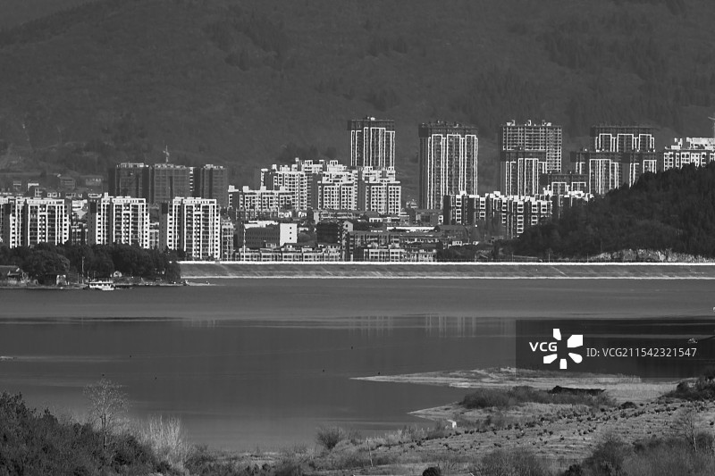 高悬在城市上空的水库图片素材