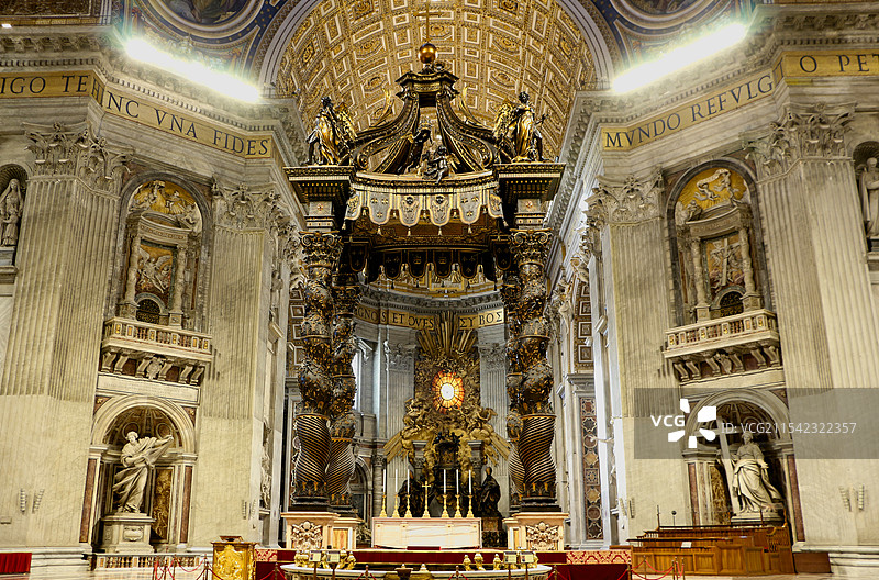 梵蒂冈圣彼得大教堂穹顶下方的贝尼尼作品由青铜铸造的祭坛华盖图片素材