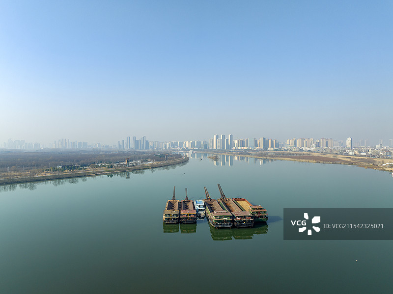 航拍汉江河流内河拉沙船运砂船舶货船空船停泊锚点图片素材