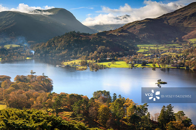 从银石山拍摄的湖区国家公园的乌尔斯沃特湖，远处可见格伦里丁和赫尔维伦山脉。图片素材